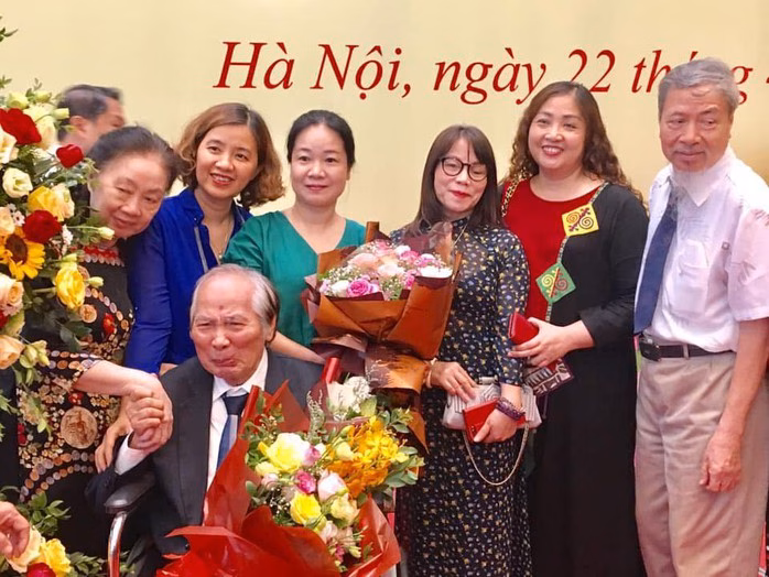 Giáo sư Hoàng Chương Giáo sư Hoàng Chương được các thế hệ học trò yêu mến