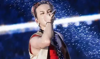 G-Dragon biểu diễn giữa trời mưa xối xả G-Dragon biểu diễn giữa trời mưa xối xả ở Hà Nội