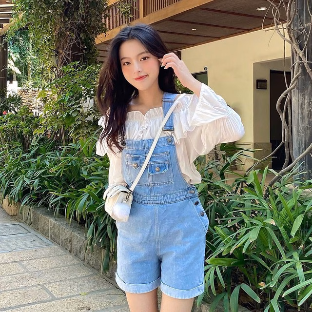 Quần yếm denim với áo trễ vai Quần yếm denim với áo trễ vai