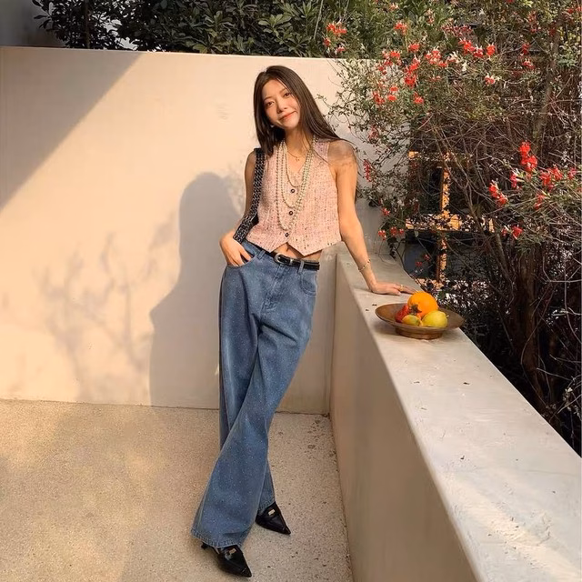 Áo gile dạ tweed với quần jean ống rộng