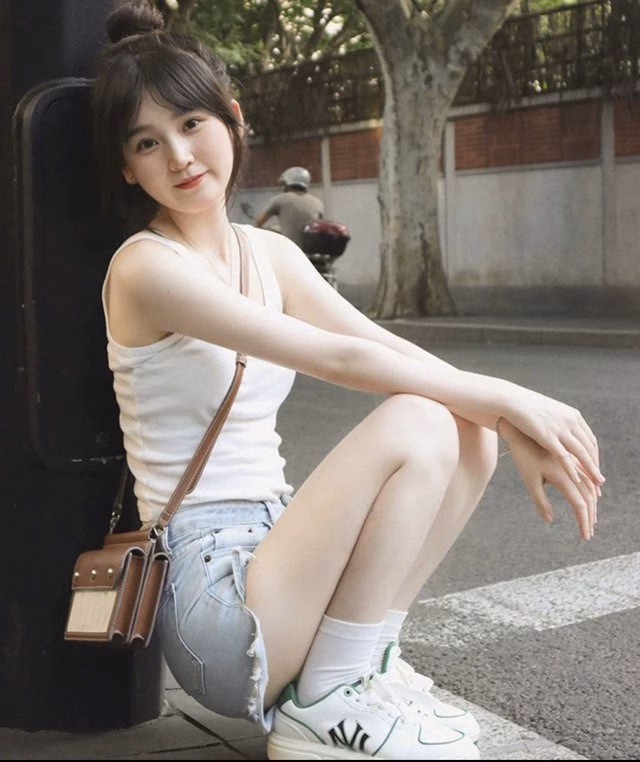 Áo tank top hai dây với quần short