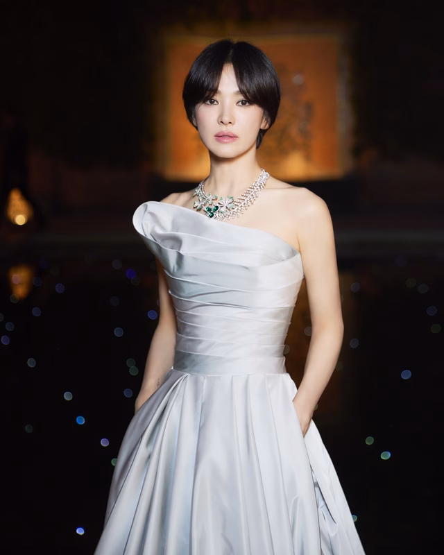 Song Hye Kyo trong bộ cánh lộng lẫy. Song Hye Kyo trong bộ cánh lộng lẫy.