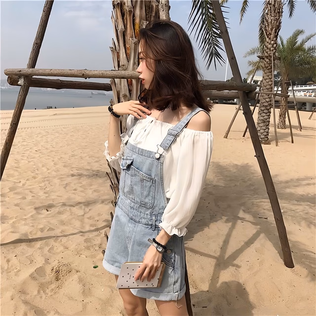 Sự kết hợp giữa quần yếm denim và áo trễ vai Sự kết hợp giữa quần yếm denim và áo trễ vai
