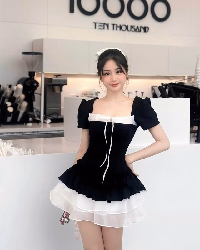Váy cổ vuông quý phái