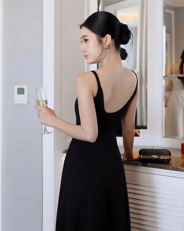 Váy hai dây hở lưng Váy hai dây hở lưng