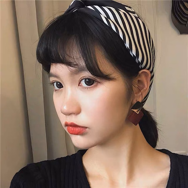 Thắt khăn turban vào búi tóc Thắt khăn turban vào búi tóc