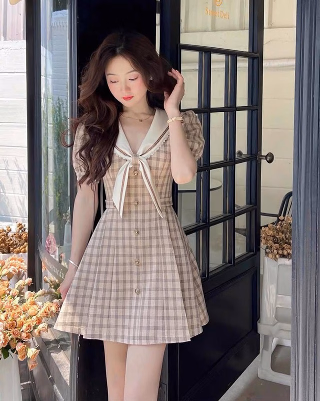 Váy liền thủy thủ thanh lịch Váy liền thủy thủ với tông màu trung tính