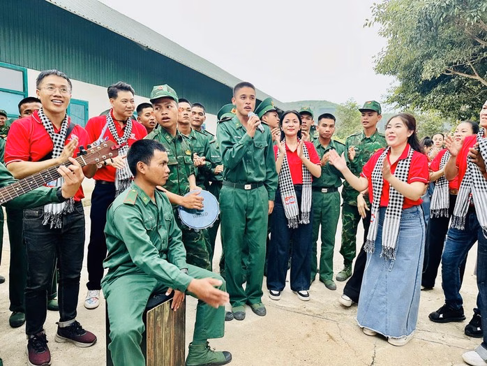 Văn nghệ sĩ TP HCM hát cùng các chiến sĩ Văn nghệ sĩ TP HCM hát cùng các chiến sĩ Tiểu đoàn Huấn luyện - Cơ động thuộc Bộ Chỉ huy Bộ đội Biên phòng tỉnh Kon Tum
