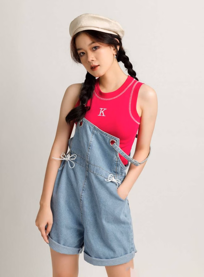 Áo ba lỗ ôm sát với quần yếm denim Áo ba lỗ ôm sát với quần yếm denim