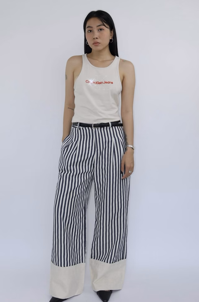 Áo tank top phối với quần họa tiết kẻ sọc dọc Áo tank top phối với quần họa tiết kẻ sọc dọc
