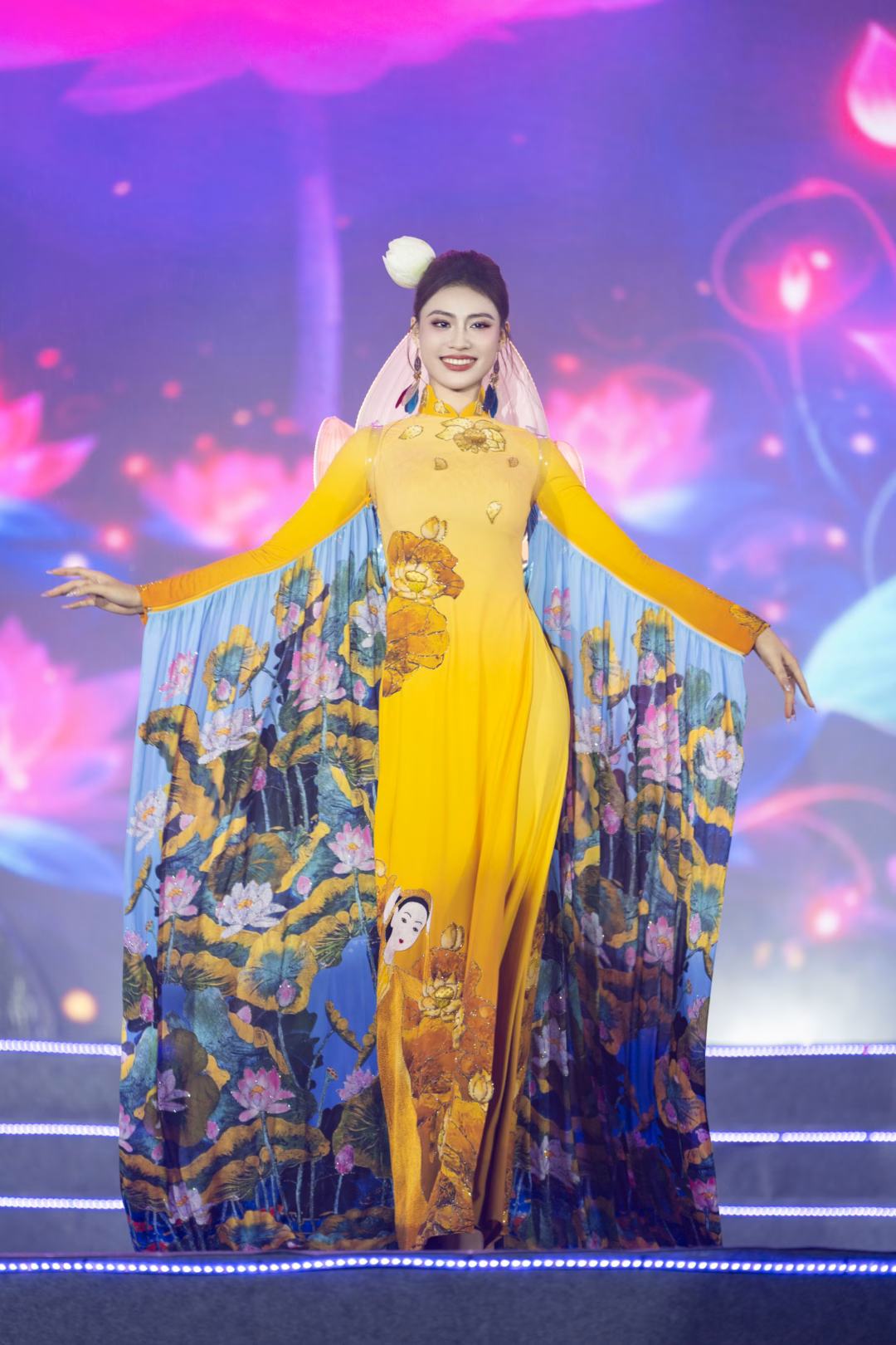 Hoa hậu Hoàng Châu Anh tỏa sáng dưới mưa