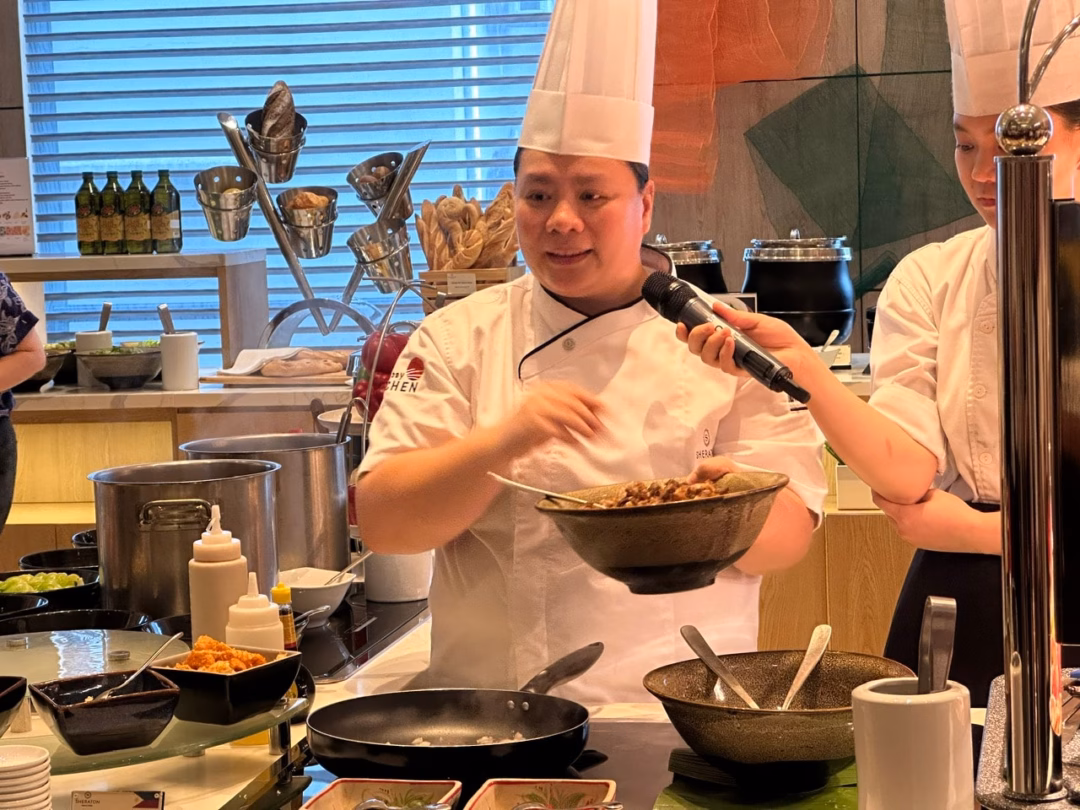 Đầu bếp Philippines Geramarie Dianzon trình diễn chế biến món ăn