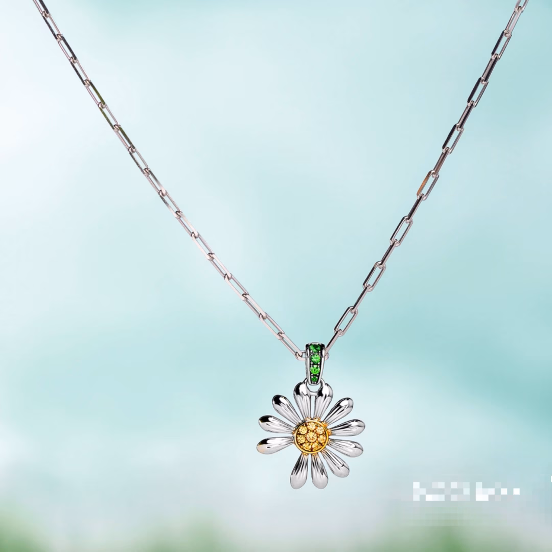 G-Dragon đeo đồng hồ kim cương