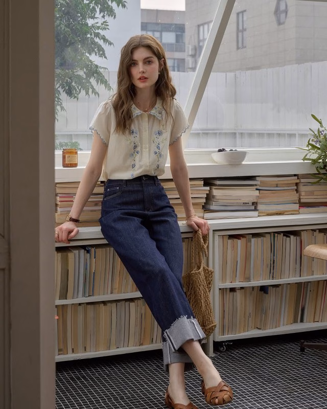 Áo cotton thêu kết hợp cùng quần jeans xanh