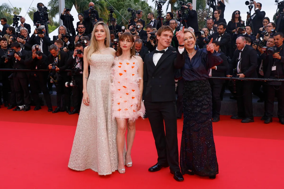 Angelina Jolie tại Cannes 2025 Angelina Jolie tạo dáng cùng Marie Colomb và Finn Bennett