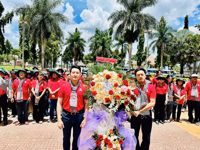 Dâng hoa tại khu lịch sử chiến thắng Đăk Tô - Tân Cảnh Ca sĩ Nguyễn Phi Hùng và ca sĩ Dương Quốc Hưng dâng hoa tại khu lịch sử chiến thắng Đăk Tô - Tân Cảnh