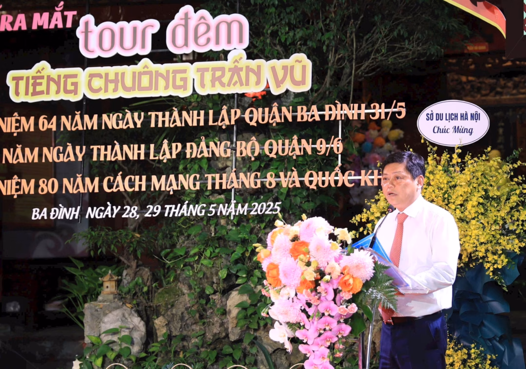 Chủ tịch UBND quận Ba Đình Tạ Nam Chiến phát biểu tại lễ ra mắt tour đêm Chủ tịch UBND quận Ba Đình Tạ Nam Chiến phát biểu tại lễ ra mắt tour đêm