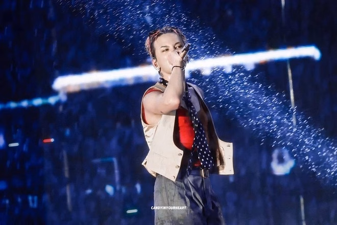 G-Dragon cháy hết mình cùng fan Việt bất chấp cơn mưa tầm tã tại Hà Nội trong đêm nhạc