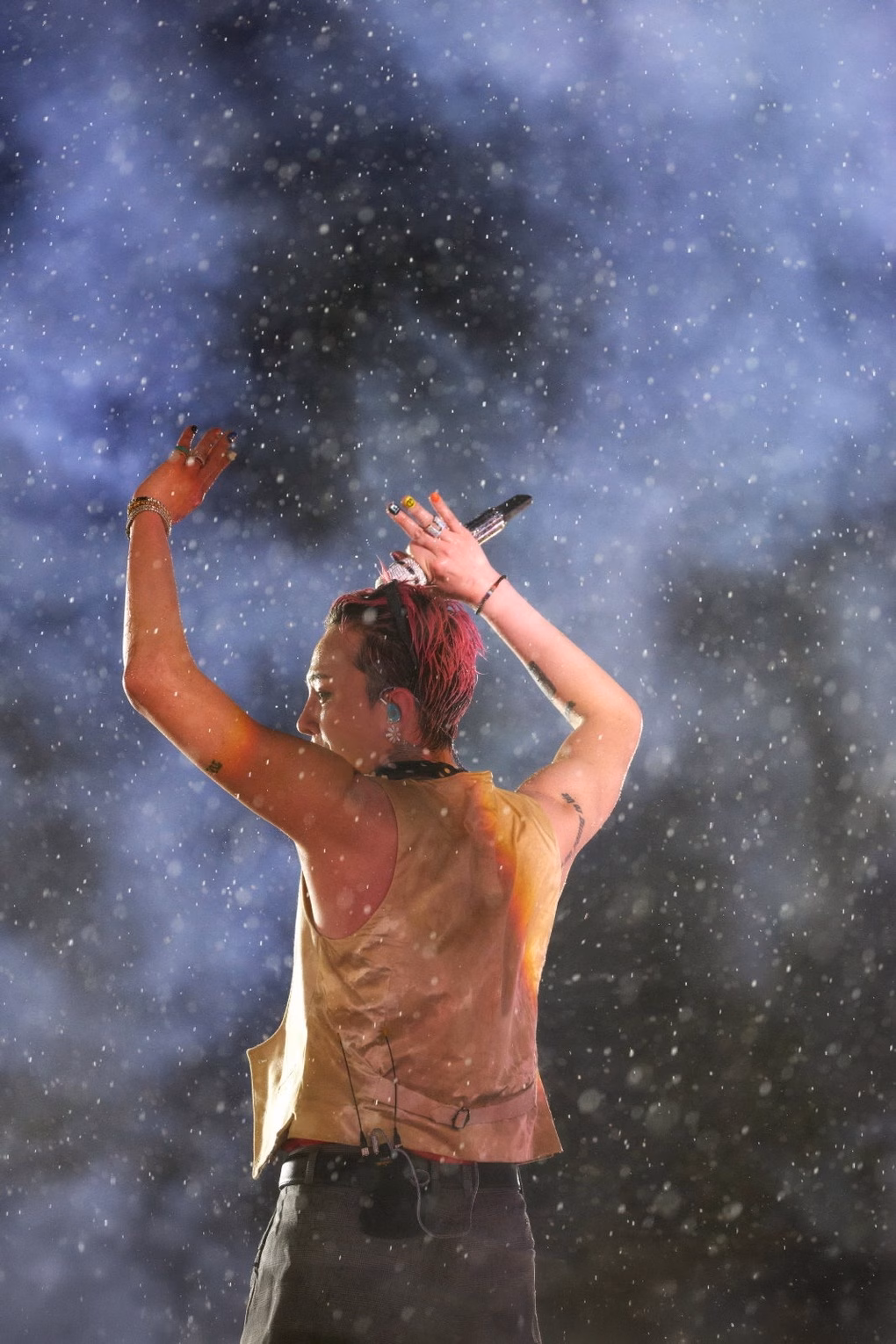 G-Dragon với màn trình diễn cuồng nhiệt dưới mưa tại sân vận động Mỹ Đình (Hà Nội)