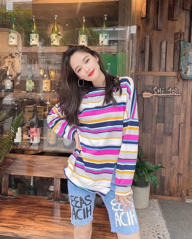 Quần jeans lửng phối với áo thun oversized