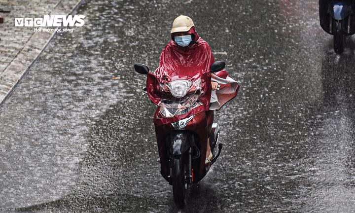 Dự báo thời tiết Hà Nội 10 ngày tới: Nắng nóng và mưa dông đan xen - Ảnh 1. Dự báo thời tiết Hà Nội 10 ngày tới: Nắng nóng và mưa dông đan xen - Ảnh 1.