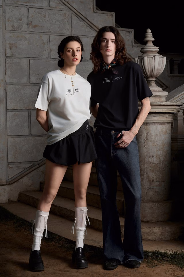 Áo thun oversized, quần denim ống rộng, quần shorts thể thao