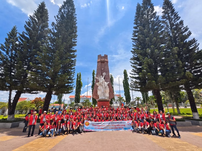 Đoàn văn nghệ sĩ tại Đăk Tô - Tân Cảnh Đoàn văn nghệ sĩ TP HCM tại khu lịch sử chiến thắng Đăk Tô - Tân Cảnh