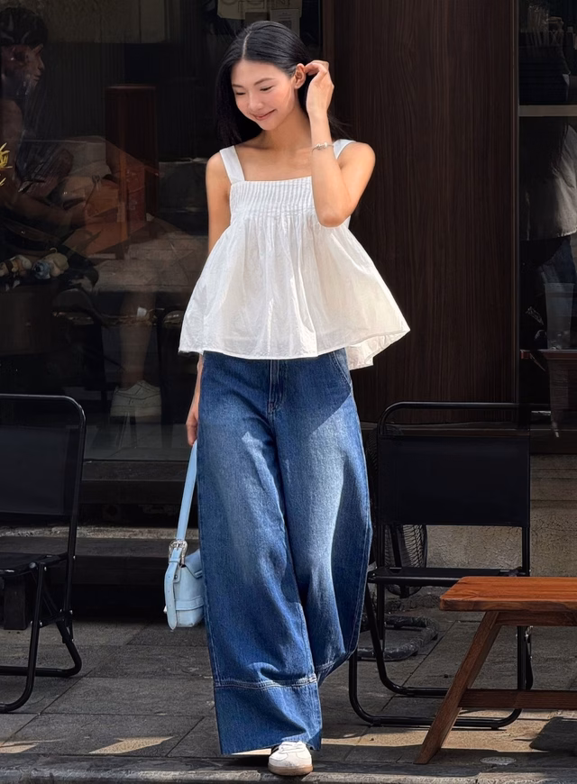 Quần jeans xanh kết hợp với giày thể thao Quần jeans xanh kết hợp với giày thể thao