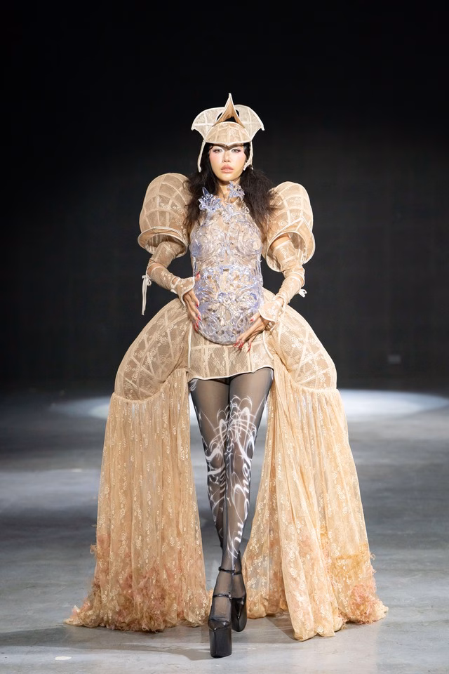 Minh Tú Minh Tú trong trang phục couture của La Lune
