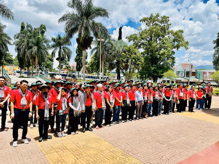 Lễ dâng hoa tại khu lịch sử chiến thắng Đăk Tô - Tân Cảnh Đoàn văn nghệ sĩ TP HCM làm lễ dâng hoa tại khu lịch sử chiến thắng Đăk Tô - Tân Cảnh