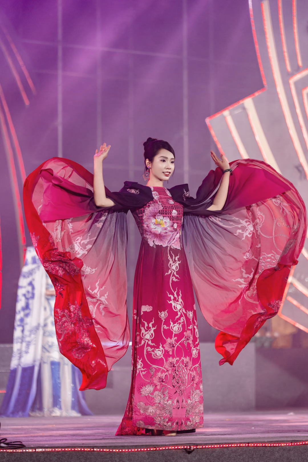 Nhà thiết kế Thoa Trần và giáo sư Lê Văn Lan