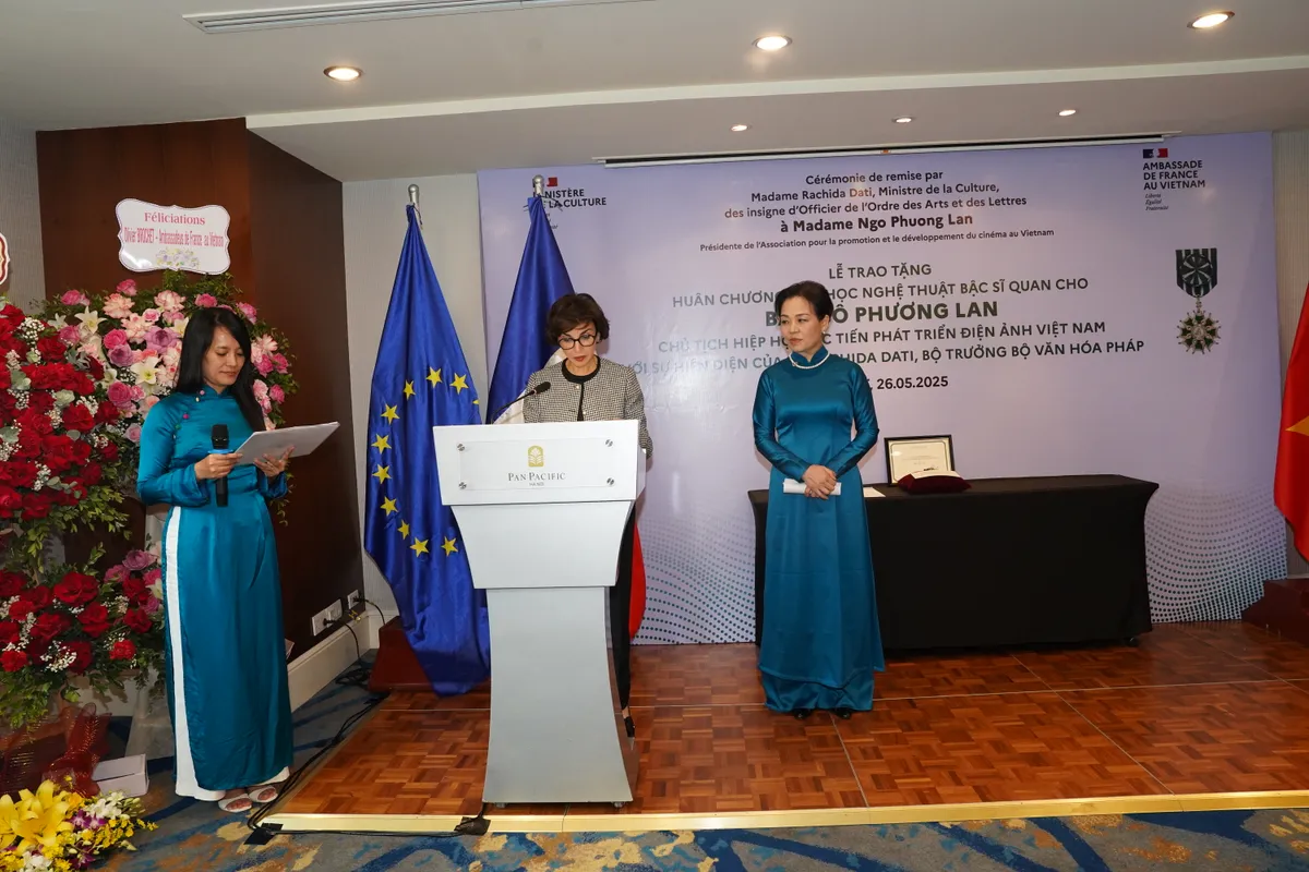 Toàn cảnh Lễ trao tặng Huân chương Văn học Nghệ thuật bậc Sĩ quan của Pháp cho Tiến sĩ Ngô Phương Lan. Tiến sĩ Ngô Phương Lan vinh dự nhận Huân chương Văn học Nghệ thuật của Pháp