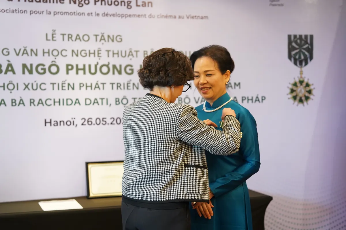 Lễ trao tặng Huân chương Văn học Nghệ thuật cho Tiến sĩ Ngô Phương Lan. Lễ trao tặng Huân chương cho Tiến sĩ Ngô Phương Lan