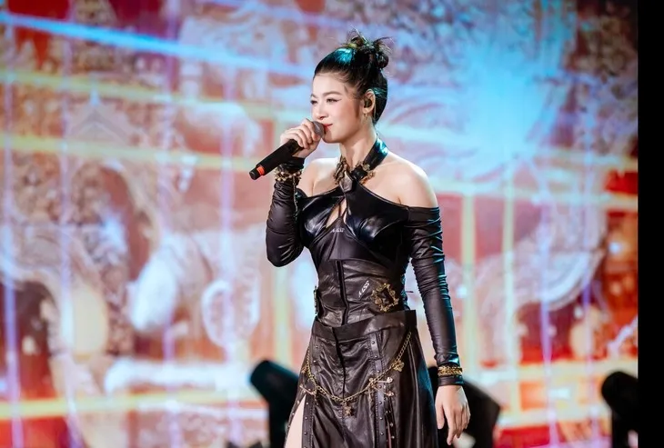 Võ Hoài Anh thể hiện ca khúc Mưa bay tháp cổ Võ Hoài Anh vào vòng nguy hiểm