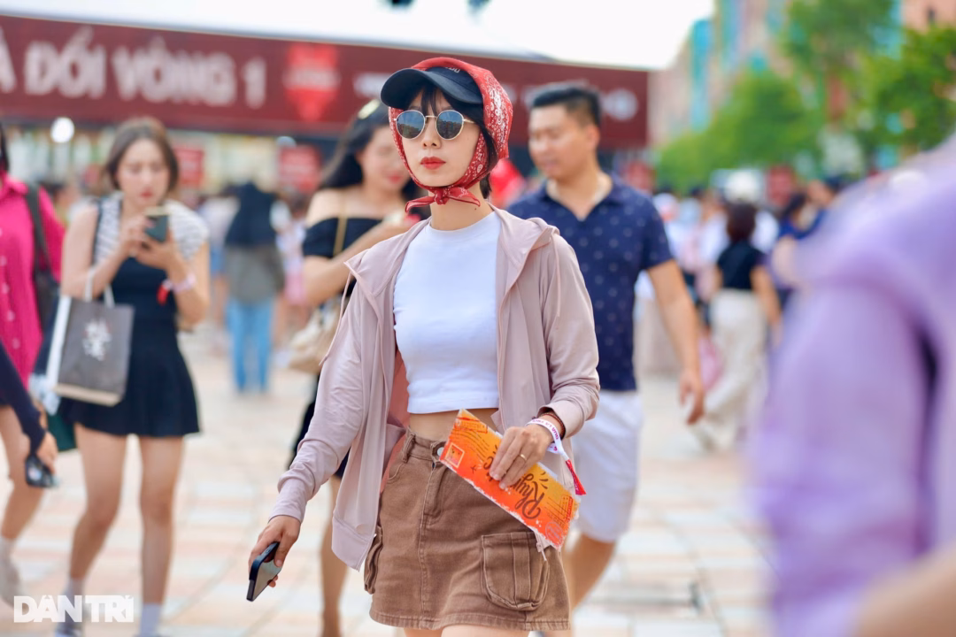 Khán giả trẻ chuẩn bị trang phục