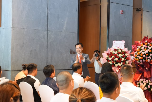 Tổng quản lý chia sẻ niềm vui cùng lãnh đạo tỉnh Ông Bùi Xuân Đăng - Tổng quản lý khách sạn