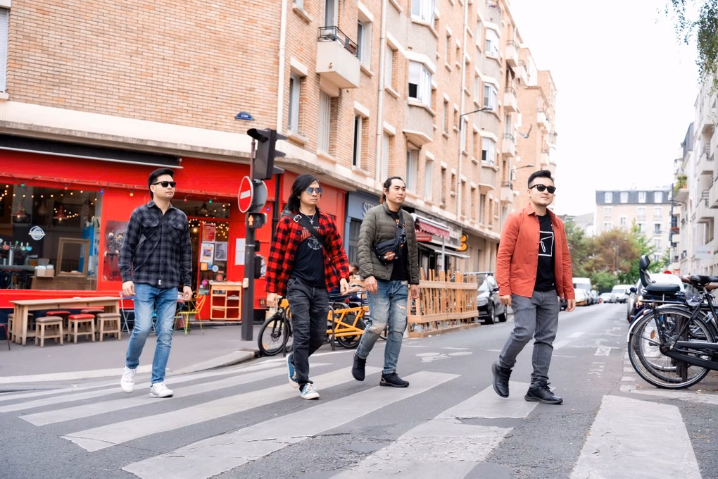 Guitarist Vũ Hà trong chuyến lưu diễn tại châu Âu