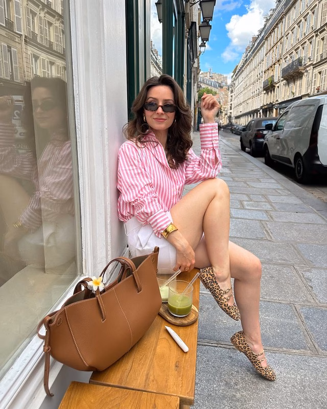 Áo sơ mi sọc hồng, quần shorts, túi xách da và một đôi Mary Jane hai quai đế bệt họa tiết da báo sành điệu Phối đồ với giày Mary Janes