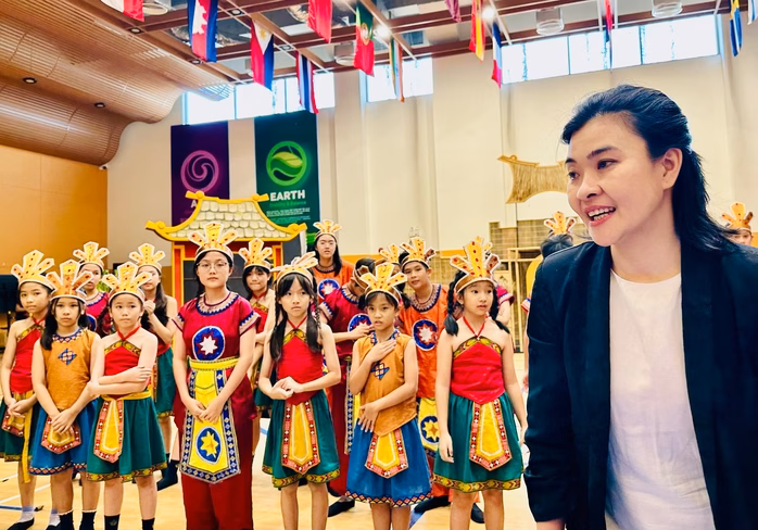 NSƯT Lê Ánh Tuyết và các diễn viên trẻ