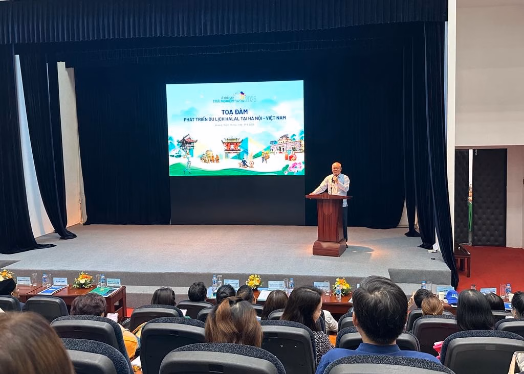 Chủ tịch Hiệp hội Du lịch Hà Nội phát biểu Chủ tịch Hiệp hội Du lịch Hà Nội Nguyễn Mạnh Thản phát biểu