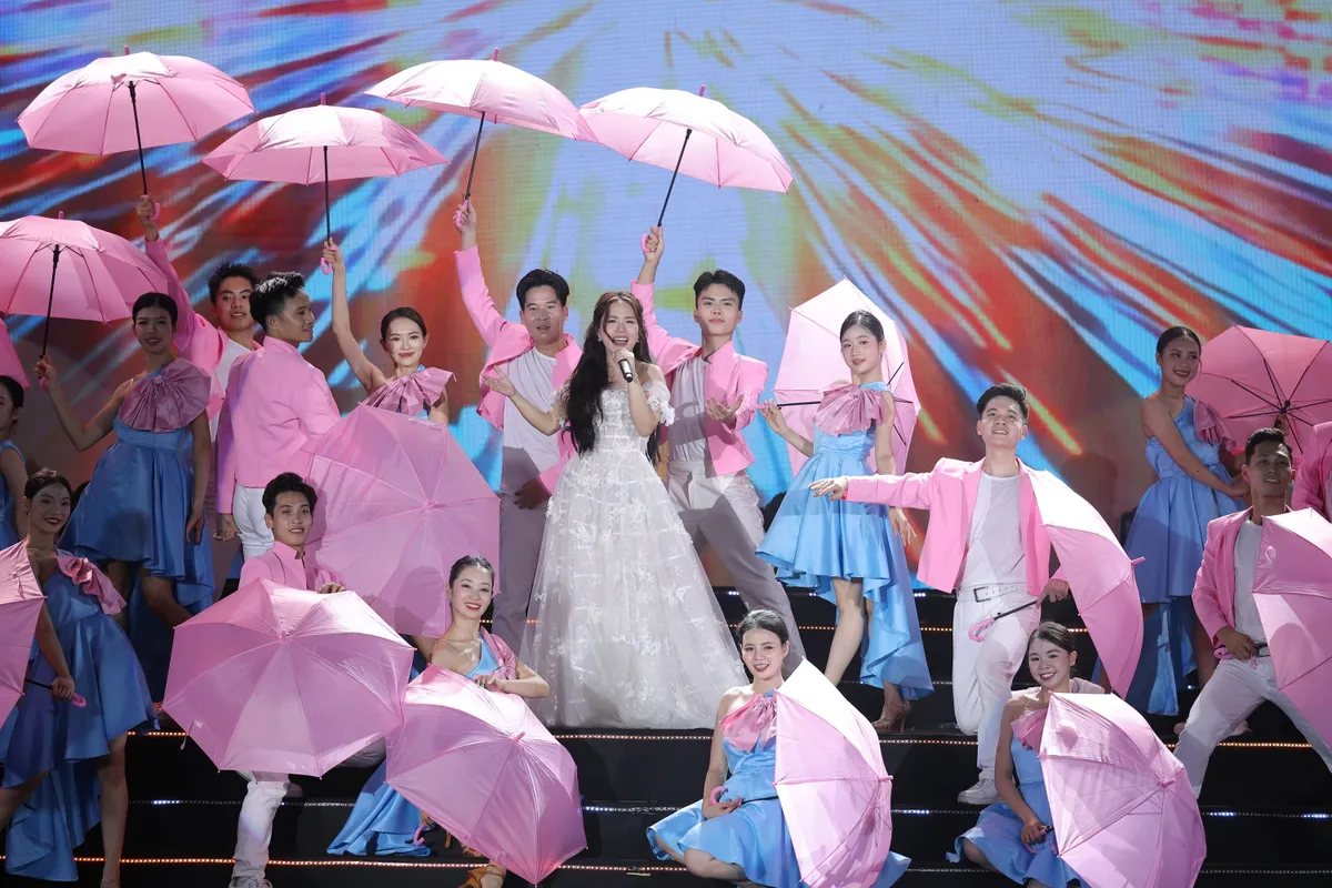 Thu Phương, Quốc Thiên làm bùng nổ sân khấu “Dòng chảy khát vọng” tại Hải Phòng - Ảnh2.