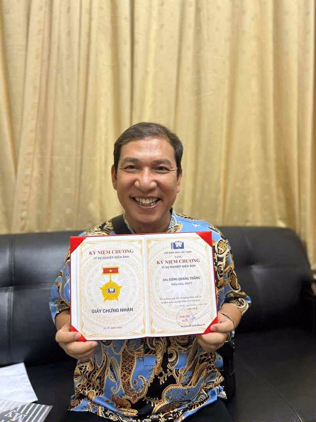 NSƯT Quang Thắng nhận kỷ niệm chương điện ảnh NSƯT Quang Thắng nhận kỷ niệm chương điện ảnh