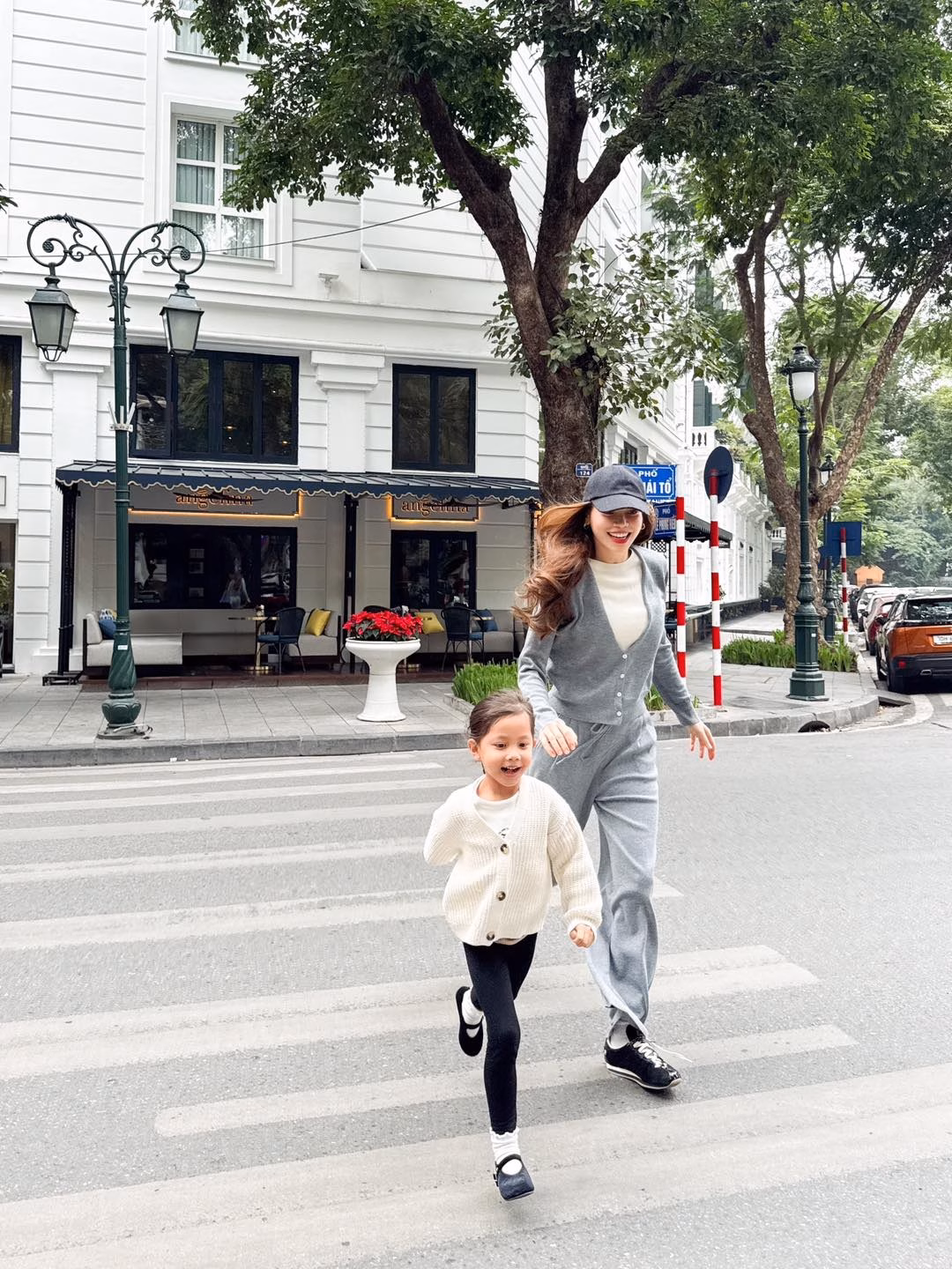 Hồ Ngọc Hà và Lisa diện đồ đồng điệu Hồ Ngọc Hà và Lisa diện đồ đồng điệu