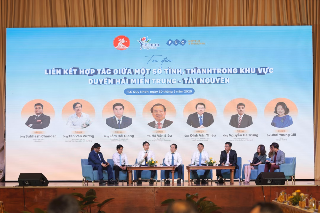 Hội nghị liên kết du lịch Các đại biểu, khách mời tham gia thảo luận tại hội nghị Liên kết phát triển du lịch một số tỉnh, thành trong khu vực Duyên hải miền Trung – Tây Nguyên.