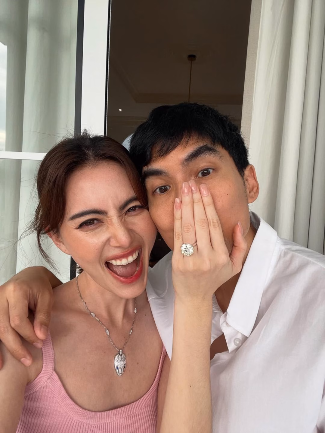 Cặp đôi chia sẻ khoảnh khắc hạnh phúc Cặp đôi chia sẻ khoảnh khắc hạnh phúc