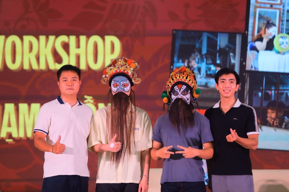 Sinh viên ngành Truyền thông đa phương tiện trải nghiệm hóa trang tuồng