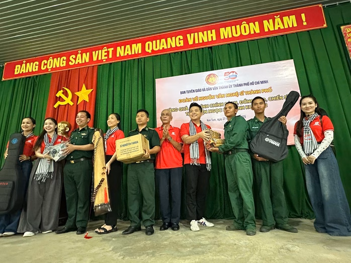 Trao nhạc cụ cho chiến sĩ Những món quà là nhạc cụ trao tặng các chiến sĩ