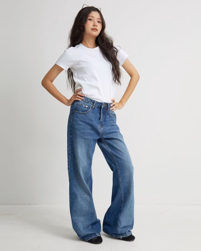 Quần jeans ống rộng và áo phông Quần jeans ống rộng và áo phông