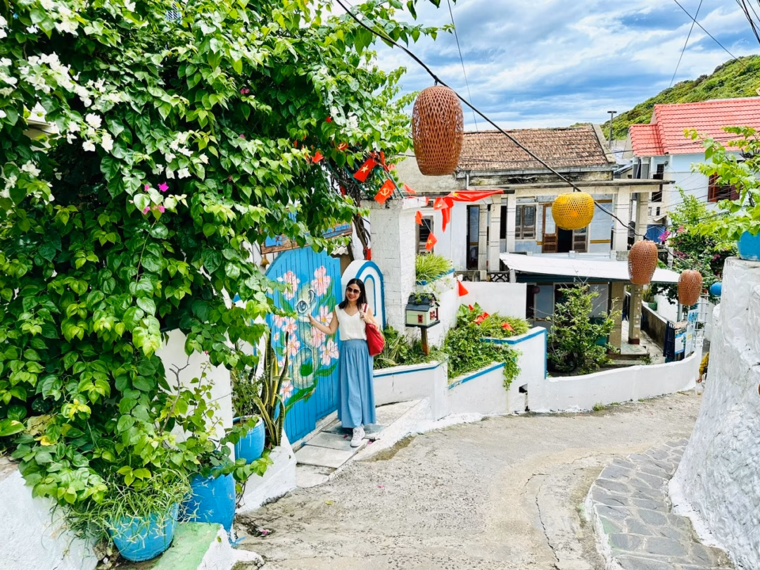 Làng chài Quy Nhơn Du khách trải nghiệm con đường đá xanh tại một làng chài tại Quy Nhơn, Bình Định