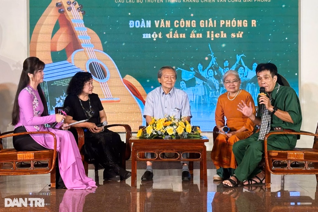 Nhà thơ Lê Minh Quốc giao lưu cùng các văn nghệ sĩ